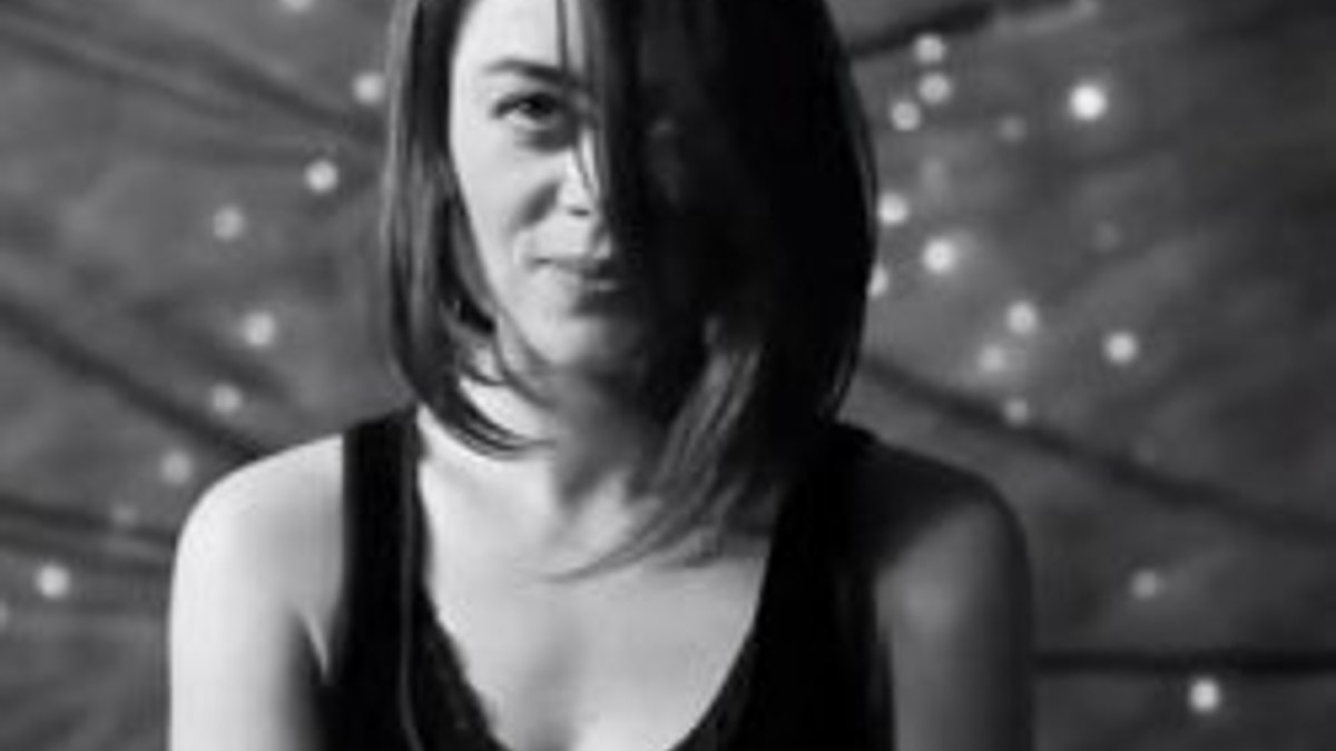 Demet Evgar şarkı söyledi - Tıkla İzle