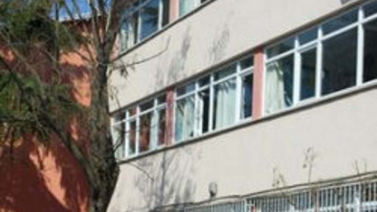 Liseli genç ders esnasında camdan atladı