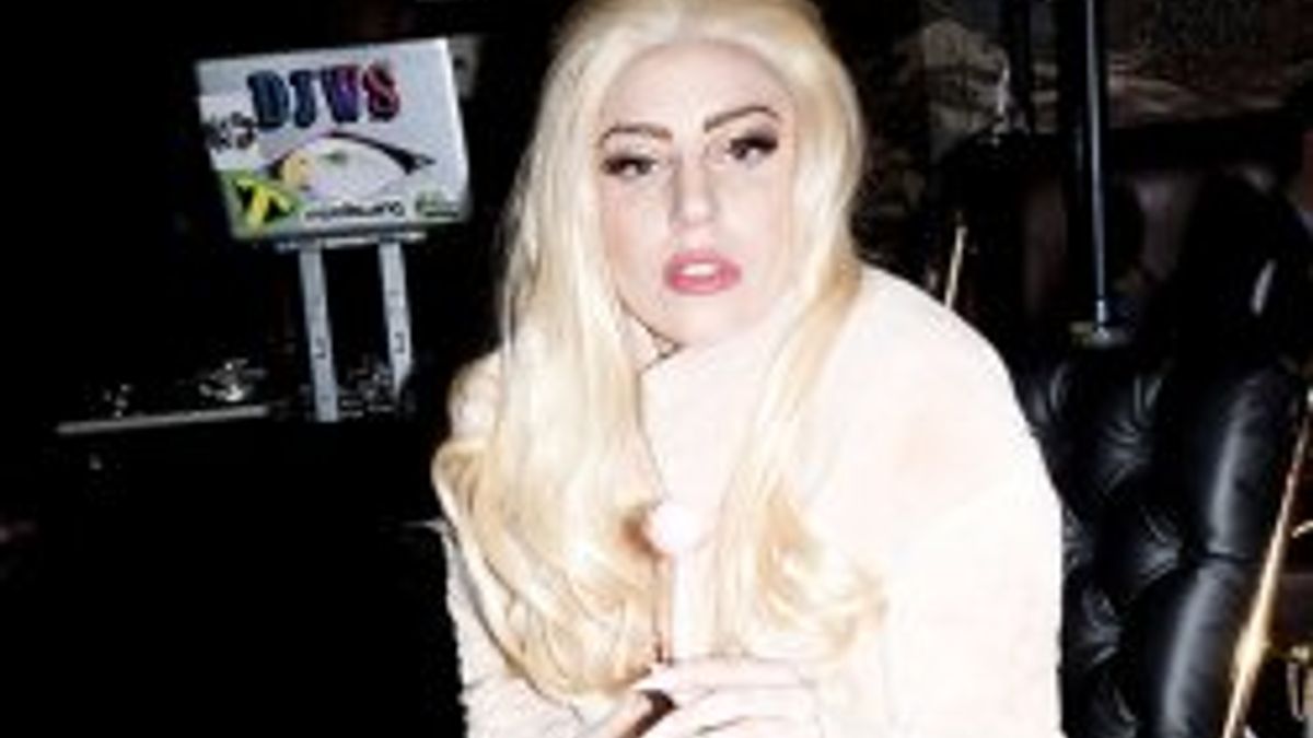 Lady Gaga'ya altın kaplama tekerlekli sandalye
