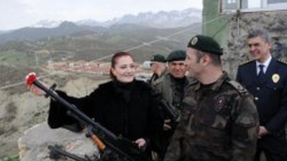 Candan Erçetin özel harekatçının namlusuna karanfil taktı