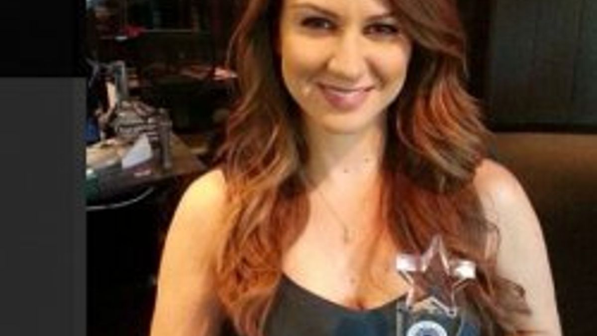 Nazlı Tolga 'en iyi anchorwomen' ödülünü aldı
