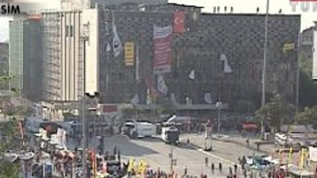 Polis AKM'nin tepesine Türk Bayrağı astı - İzle