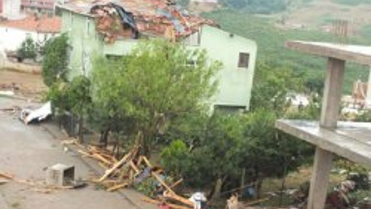İzmit Hereke'de hortum: 57 evin çatısı uçtu