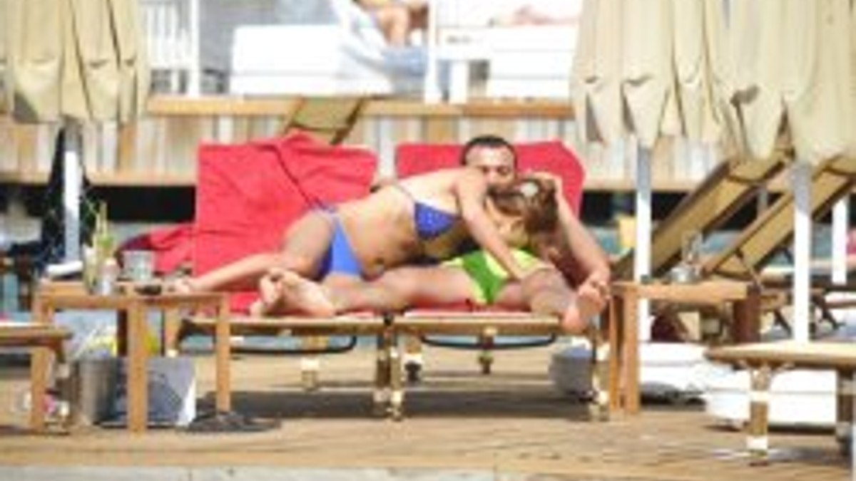 Demet Akalın eşi Okan Kurt'la tatilde