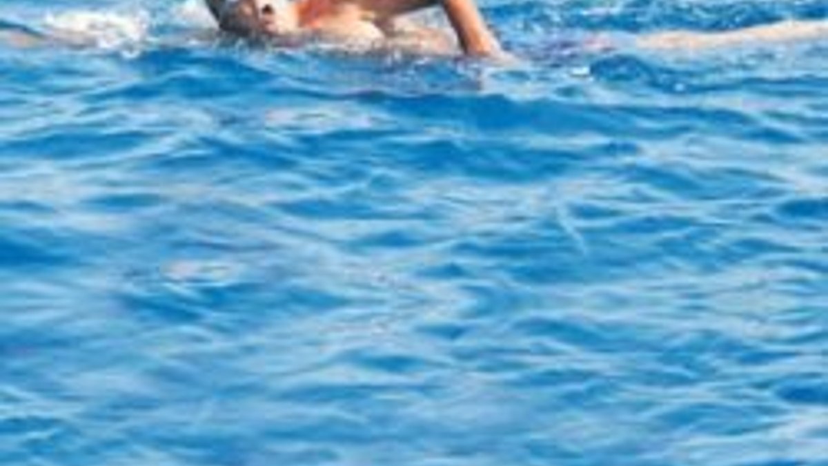 75 yaşındaki Deniz Baykal gençlere taş çıkarttı