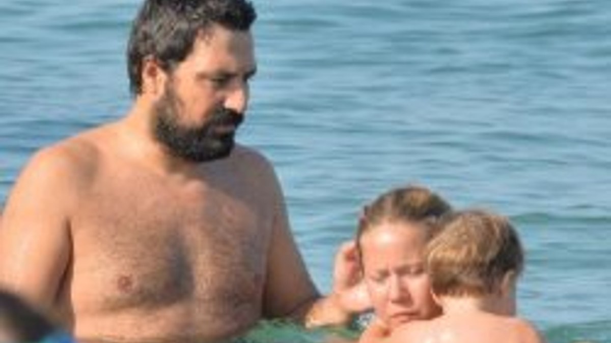 Bülent İnal eşi ve oğluyla tatilde
