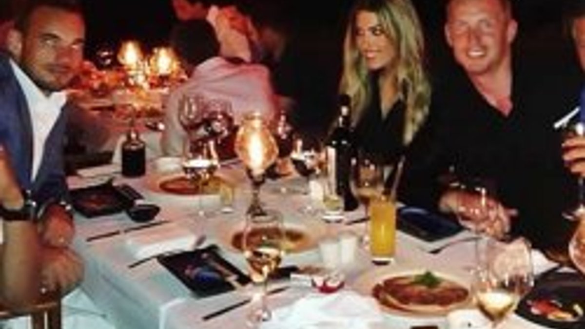 Sneijder ailesi Kıvanç Tatlıtuğ'la yemekte