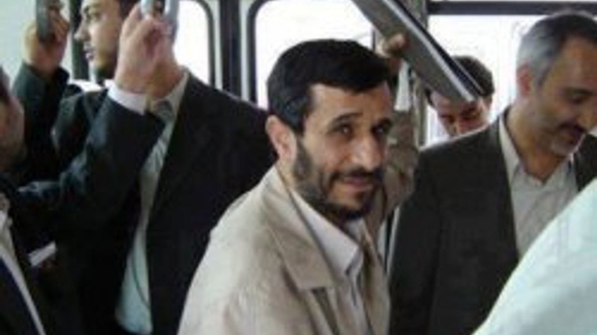 Ahmedinejad okuluna minibüsle gidiyor