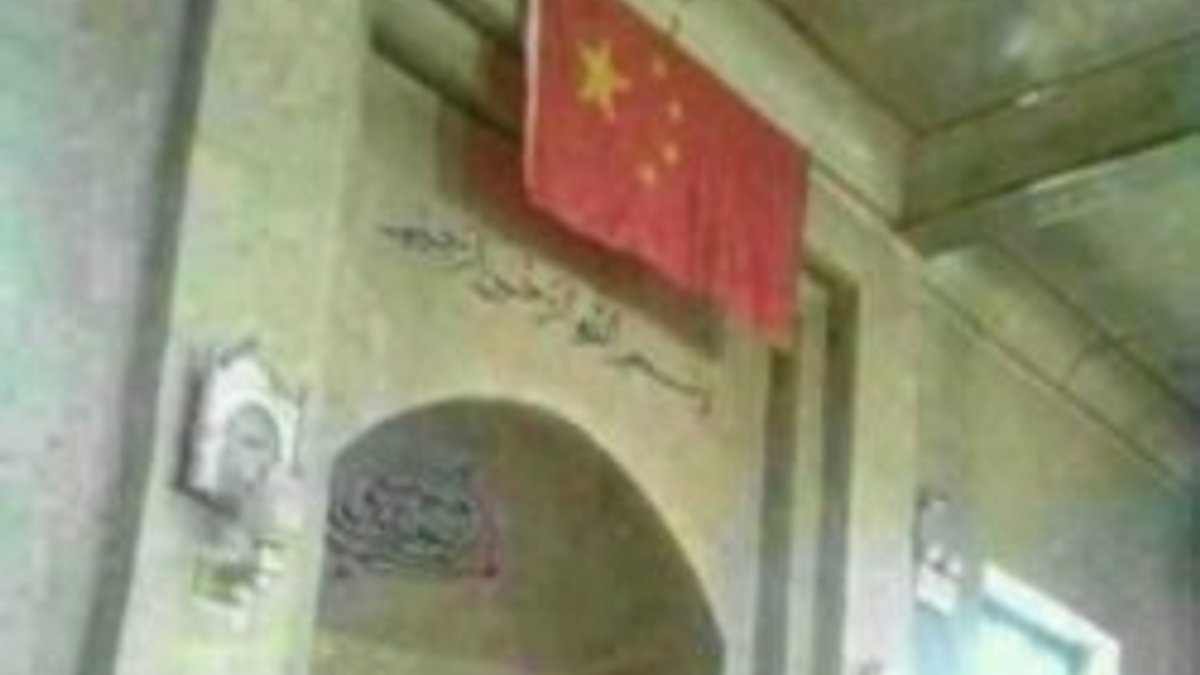 Doğu Türkistan'da mihraplara Çin Bayrağı asıldı