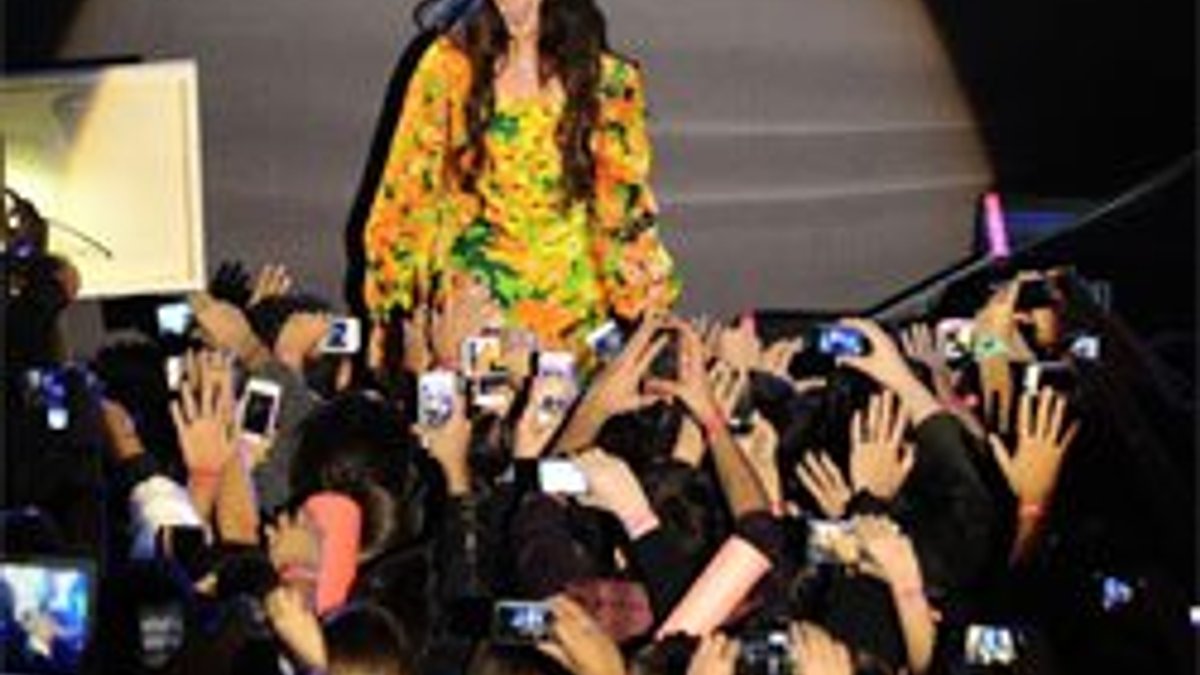 Lana Del Rey 15 bin kişiyi büyüledi