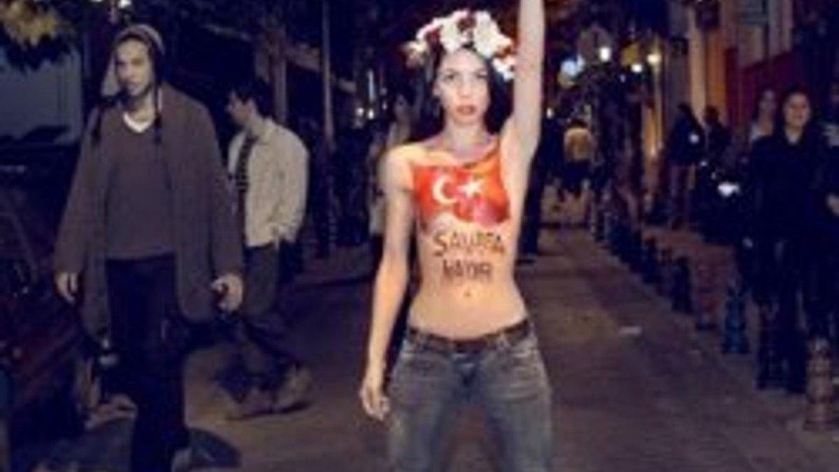 FEMEN Türkiye'den kutsal kitaplara hakaret - izle