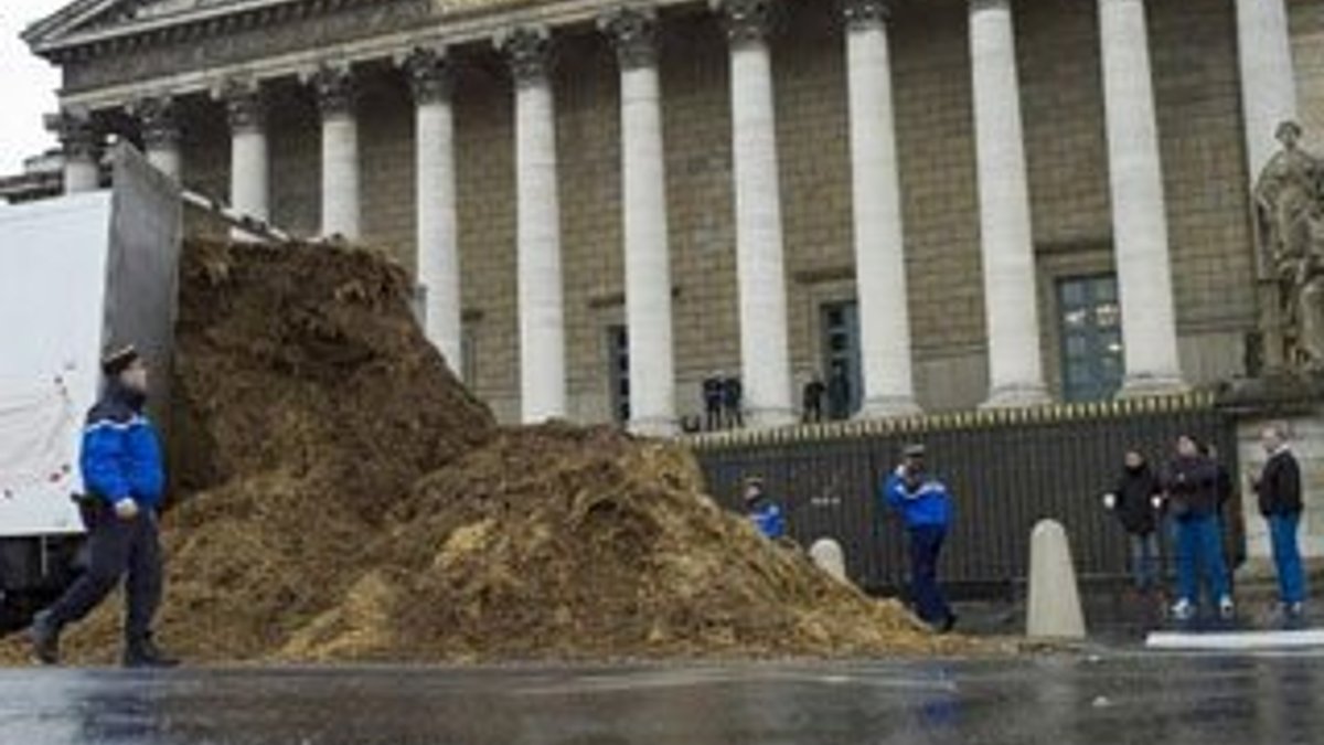 Fransa'da Meclis önüne bir TIR gübre boşalttı