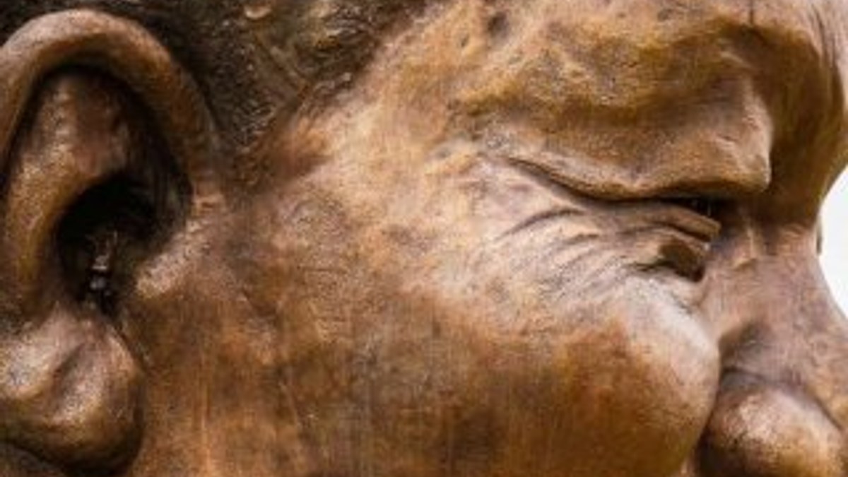 Mandela heykelinin kulağındaki tavşan tartışma yarattı