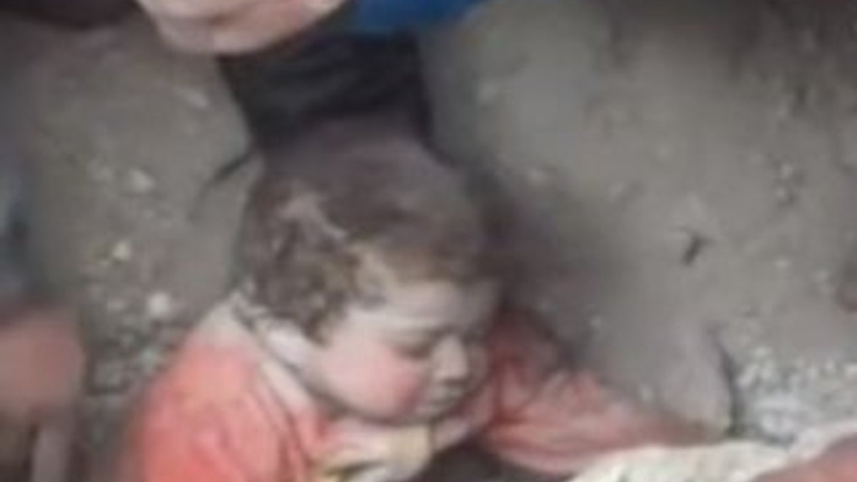Suriye'de enkaz altında kalan çocuğu kurtardılar -izle