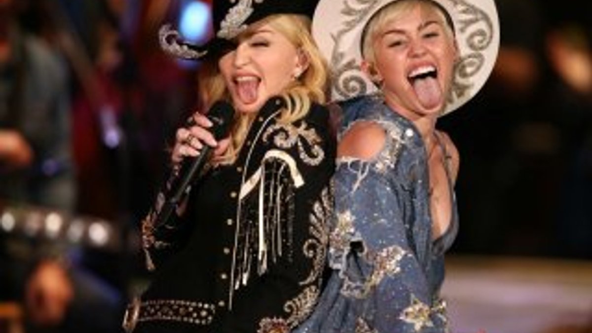 Madonna'nın kanatları Miley Cyrus'u sardı - izle