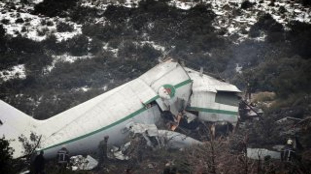 Cezayir'de askeri nakliye uçağı düştü