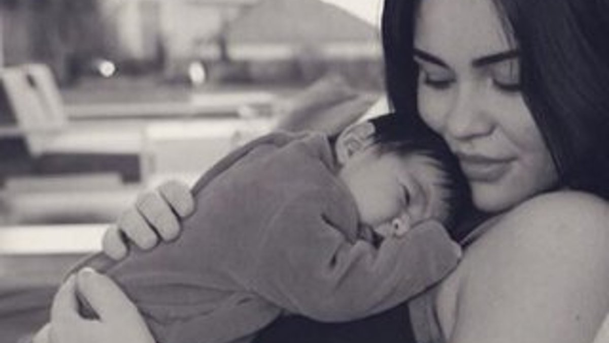 Zeynep Sever Demirel'in bebeğiyle ilk pozu
