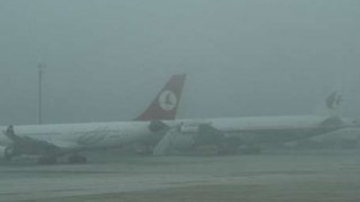 İstanbul'da yoğun sis uçak seferlerini de etkiledi