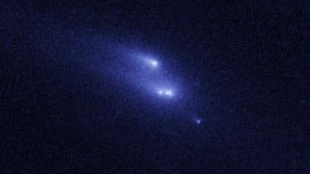 Hubble teleskobundan parçalanan asteroid görüntülendi