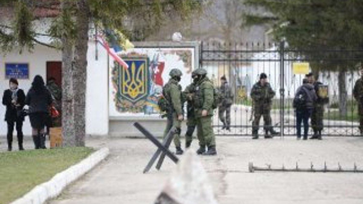 Rus askerleri Kırım'da bir askeri üssü daha ele geçirdi