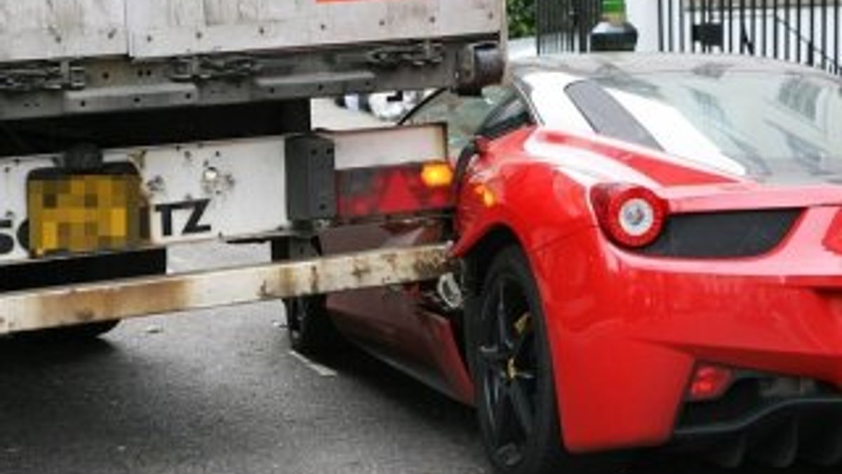 İngiltere'de bir TIR park halindeki Ferrari'ye çarptı