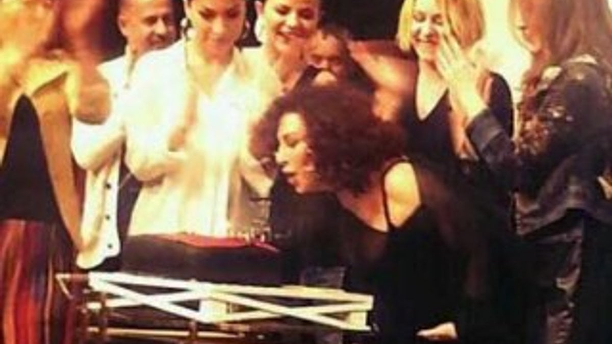 Nilgün Belgün doğum gününü sahnede kutladı