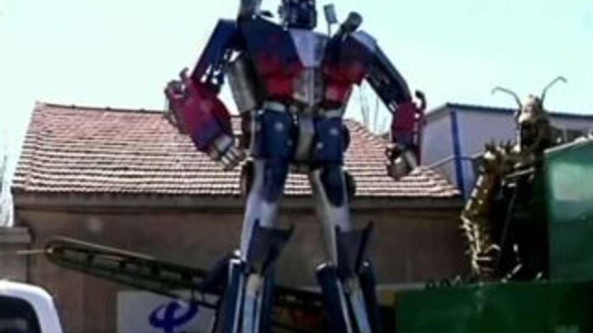 Bir çiftçi hurdalardan Transformers robotları yaptı İZLE