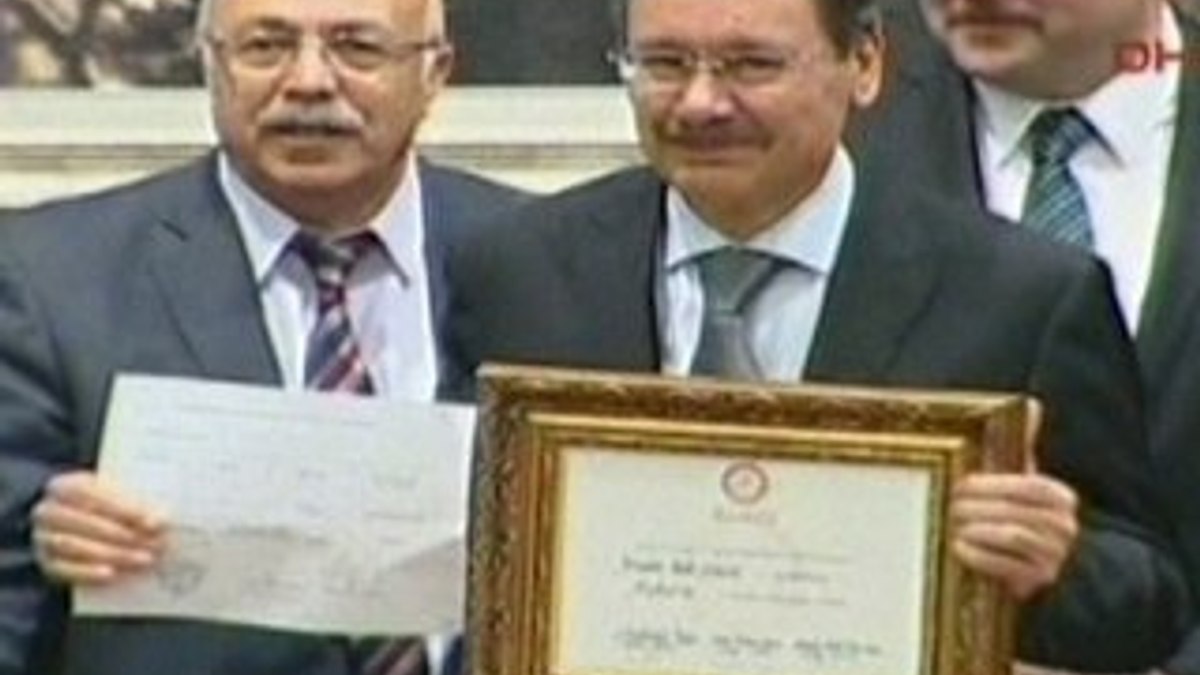 Melih Gökçek mazbatasını aldı