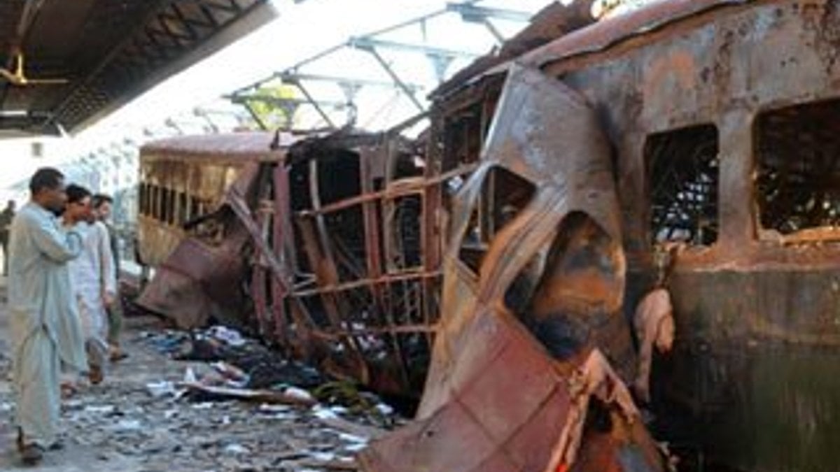Pakistan'da yolcu trenine bombalı saldırı