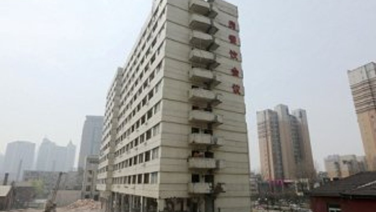 Çin'de yıkılan bina ortadan ikiye ayrıldı İZLE