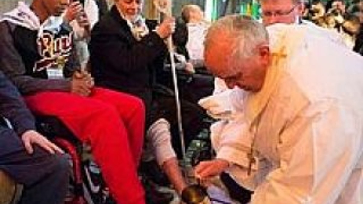 Papa Francisco 12 engellinin ayağını yıkayıp öptü