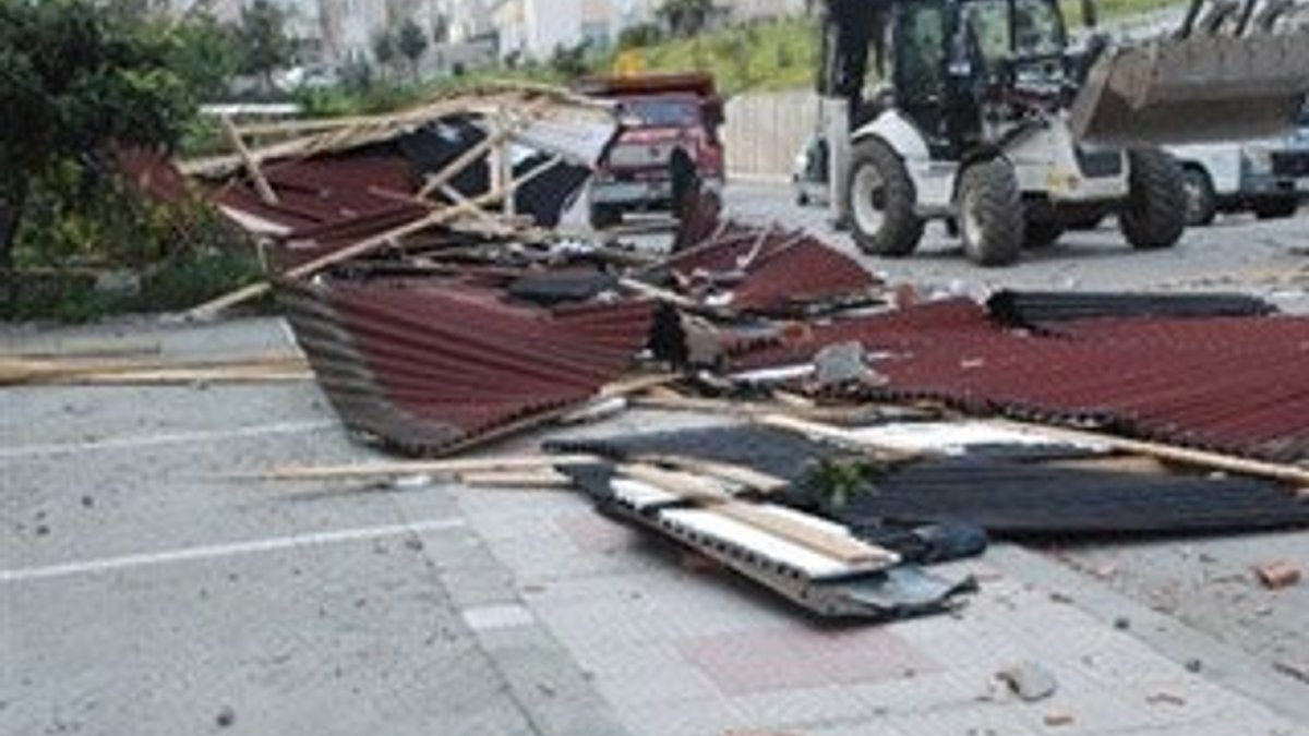 Sinop'ta fırtına çatıları uçurdu