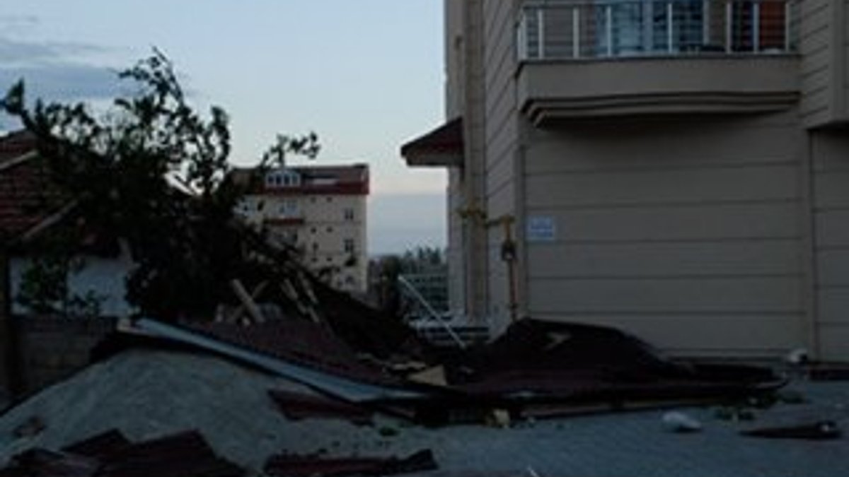 Kırıkkale'de rüzgar çatıları uçurdu