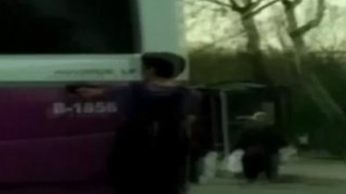 İstanbul'da bir patenci otobüsün arkasına takıldı İZLE