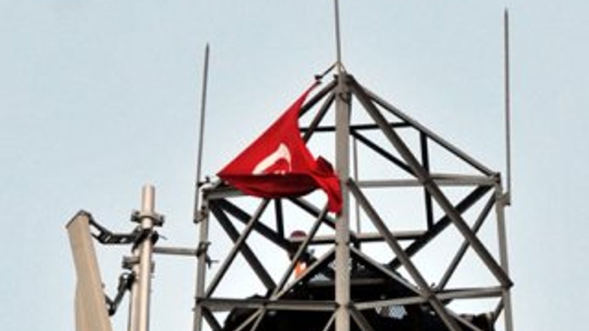 Antalya'da bir kişi kimliği yok diye direğe tırmandı