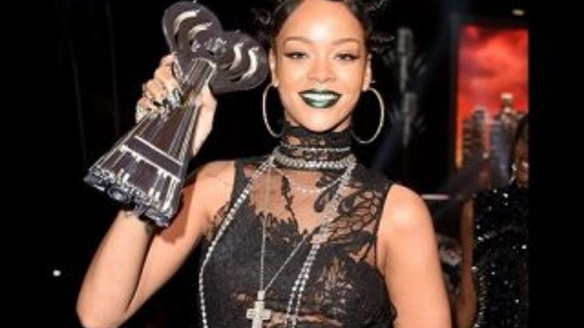 Rihanna bir gecede 4 ödül aldı