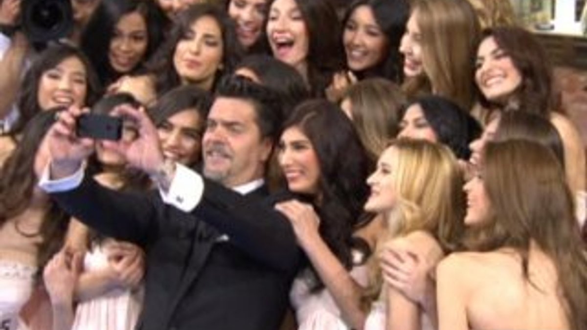 Beyaz Miss Turkey güzelleri ile selfie çekindi İZLE