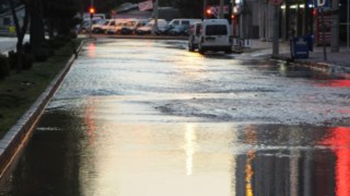 Antalya'da caddeler sular altında kaldı