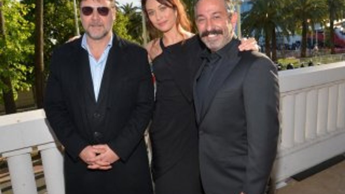 Cem Yılmaz ile Russell Cannes‘da buluştu