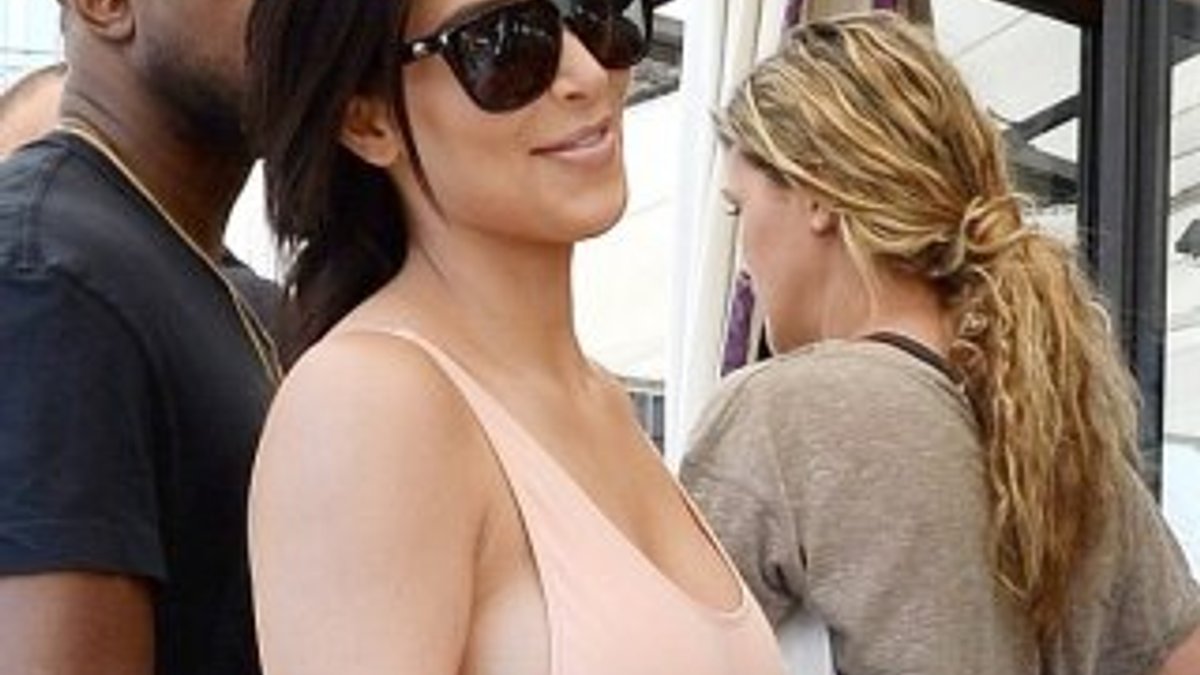 Kim Kardashian sütyensiz sokağa çıktı