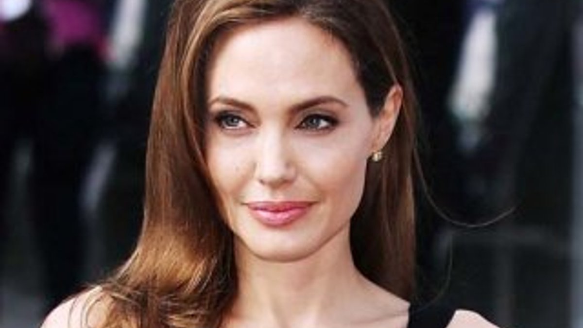 Angelina Jolie siyasete göz kırptı