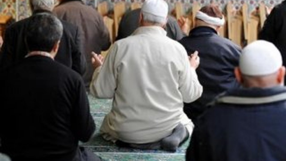 Almanya'da cuma namazına giden Müslümanlar fişlendi