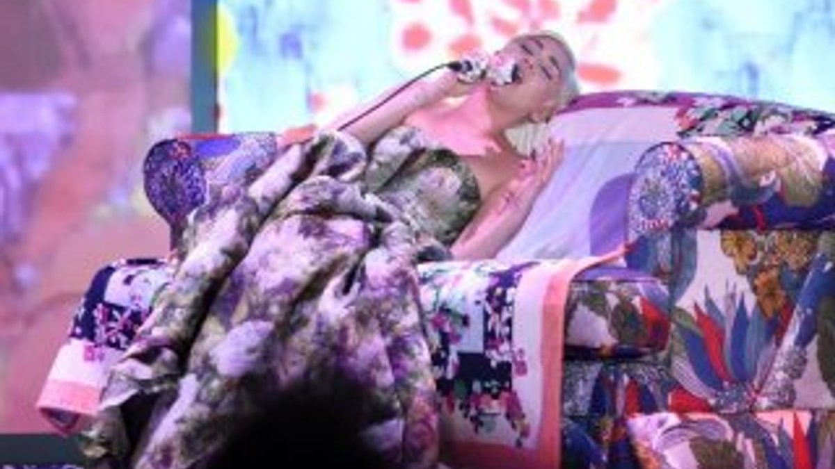 Miley Cyrus kapalı elbisesiyle şaşırttı