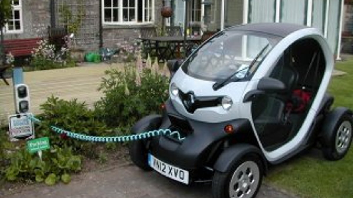 Renault Twizy evdeki prizle şarj oluyor