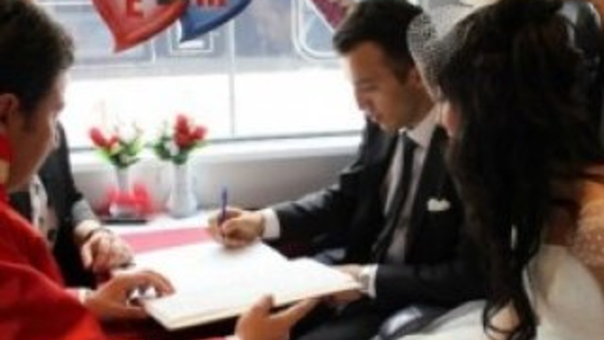 Eskişehir Hızlı Treni'nde nikah kıyıldı