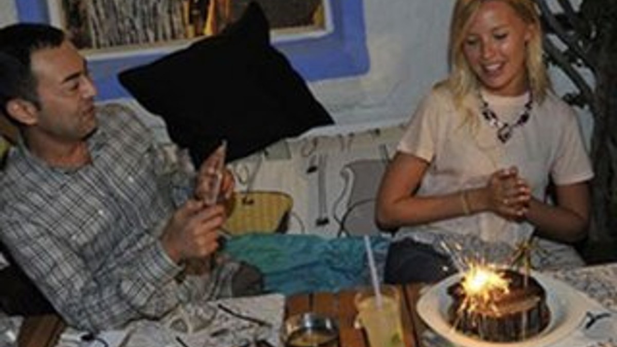 Serdar Ortaç eşinin doğum gününü Çeşme'de kutladı