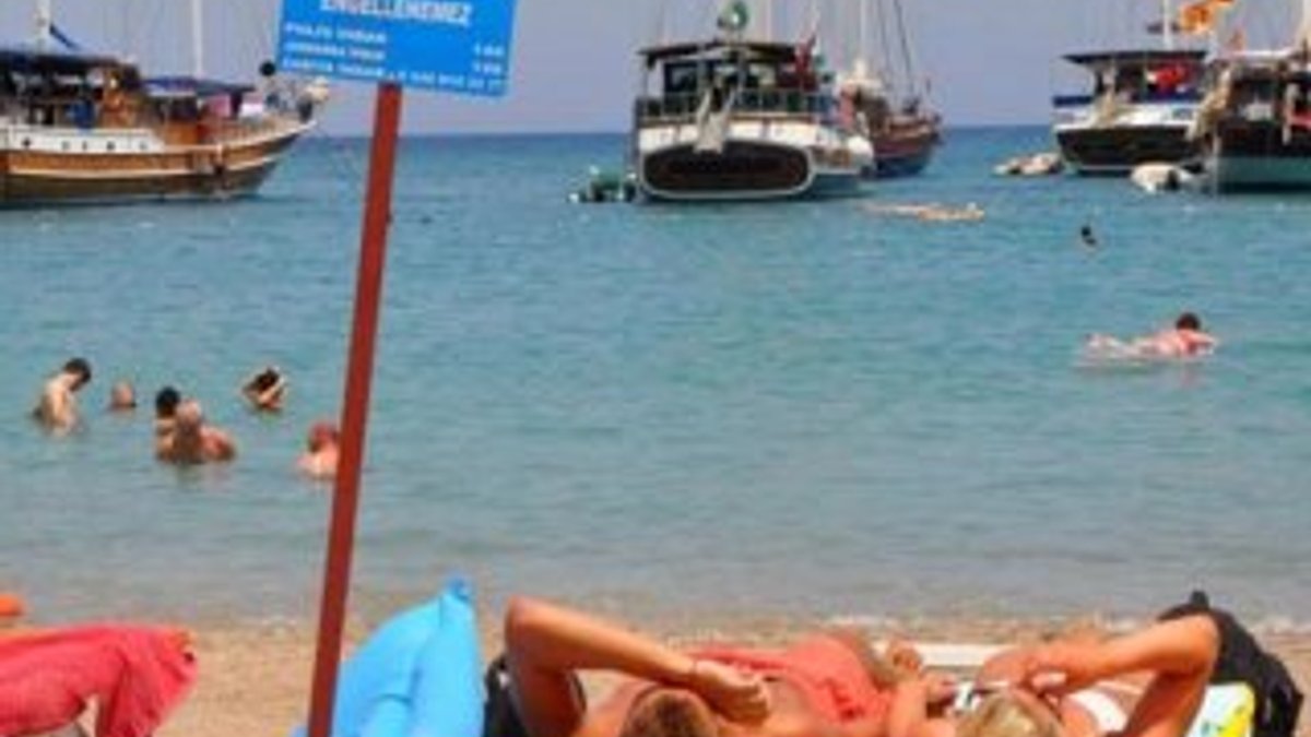 Kemer'de özel plajların 9 metresi halka açıldı