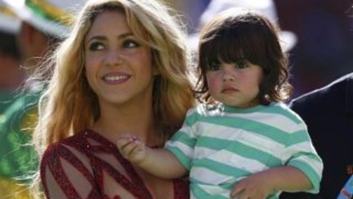 Shakira sahneye oğlu Milan'la çıktı