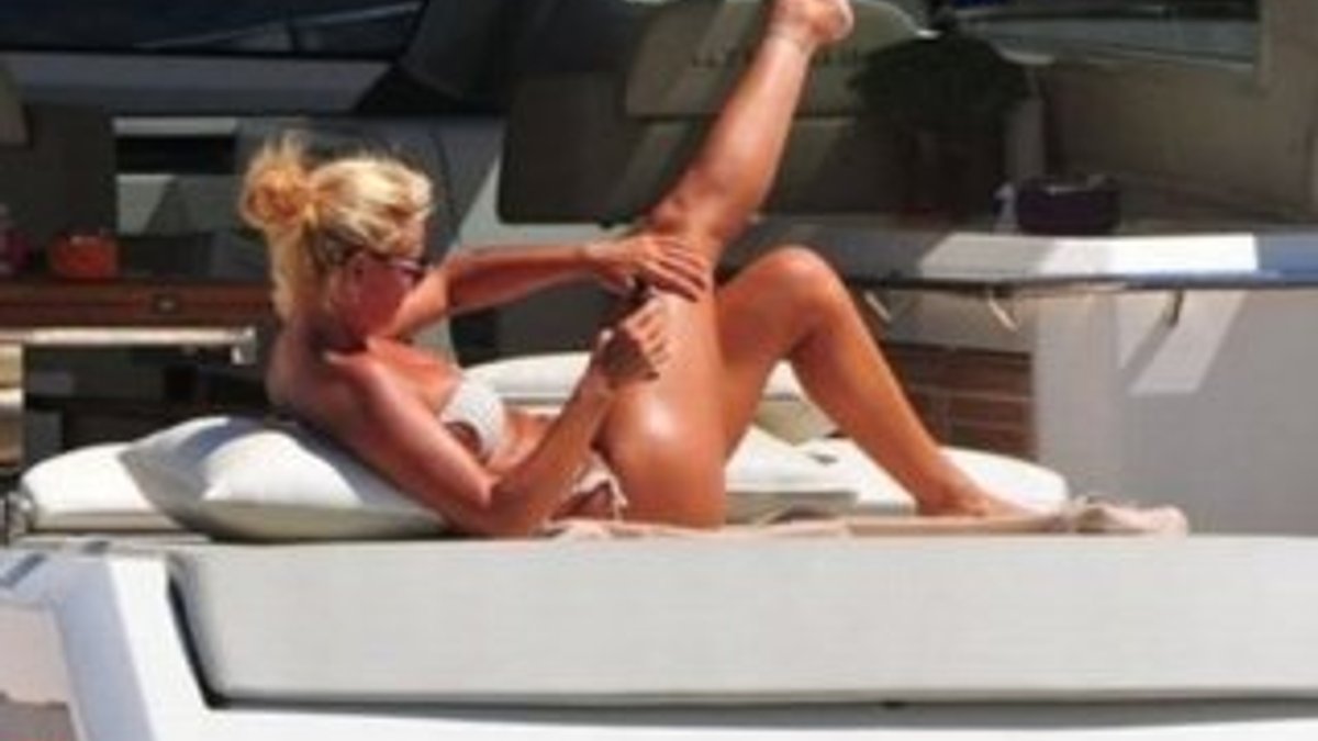 Pınar Altuğ teknesinde tatilin tadını çıkartıyor