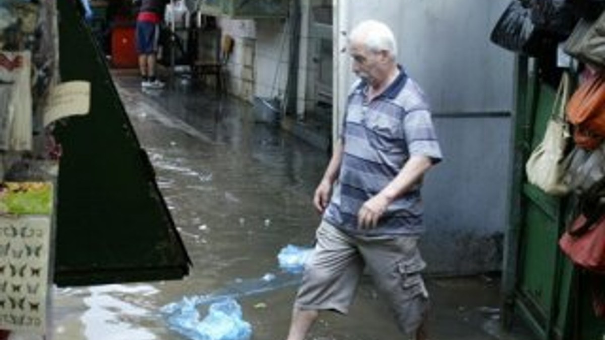 Makedonya'da kuvvetli yağış hayatı felç etti